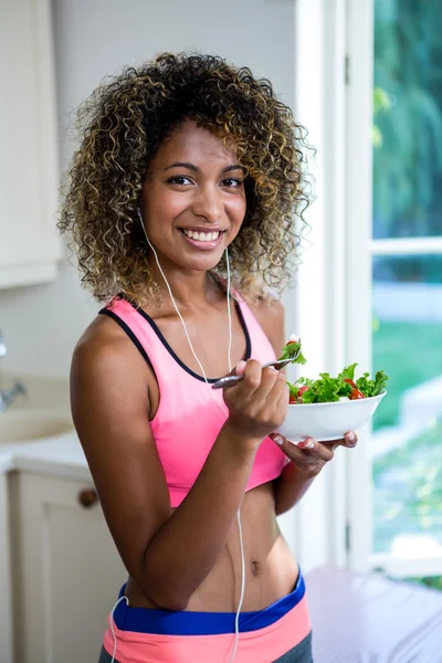 Kvinna med skål med sallad — Stockfoto