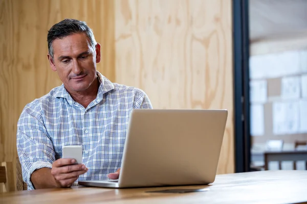 Man text messaging on phone — Stock Photo, Image