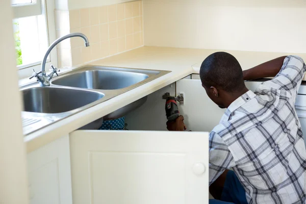 Man repairing kitchen sink — Stock Photo, Image