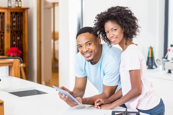 Happy couple using tablet — Stock Photo, Image