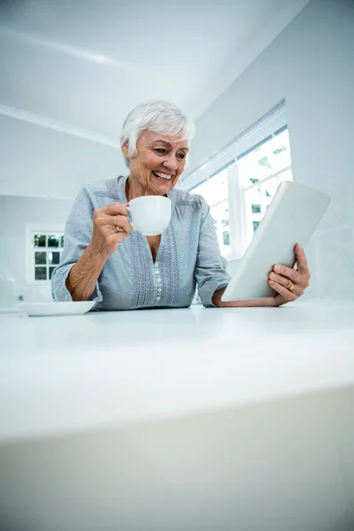 Rentnerin beim Kaffee — Stockfoto
