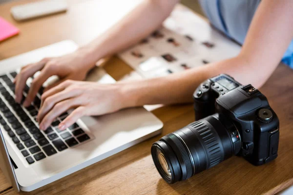 Femme tapant sur ordinateur portable — Photo