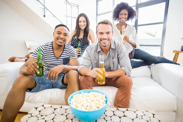 Amigos sosteniendo botellas de cerveza — Foto de Stock