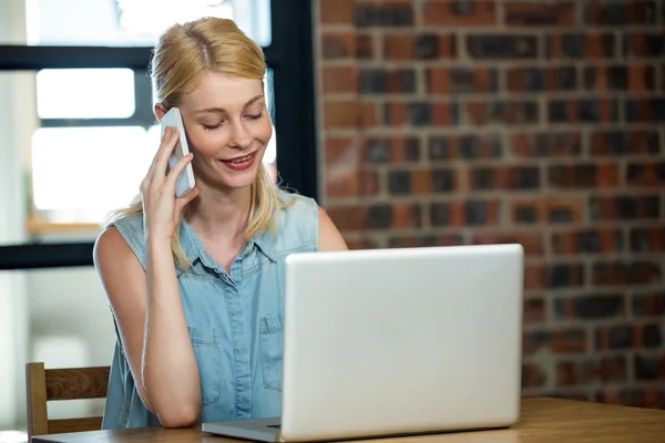 Kvinna pratar i telefon — Stockfoto