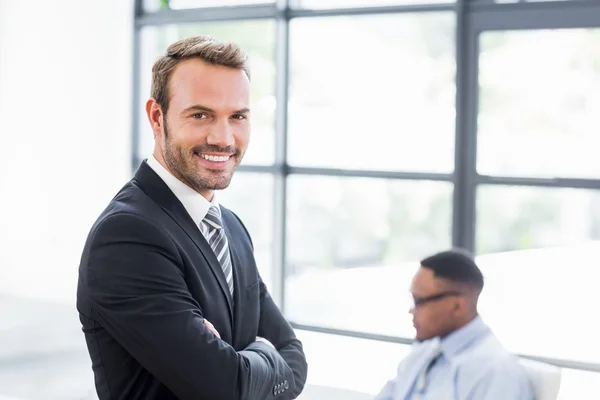 Businessman standing with arms crossed — Stock Photo, Image