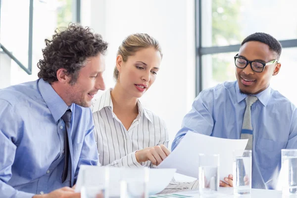 Affärskollegor diskuterar ett betänkande — Stockfoto