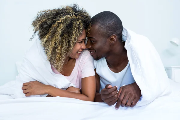 Casal romântico cara a cara — Fotografia de Stock