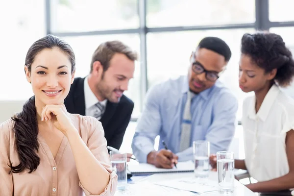 Empresaria sentada en la oficina — Foto de Stock