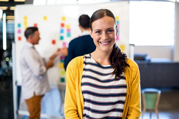 Mujer joven sonriendo a la cámara — Foto de Stock