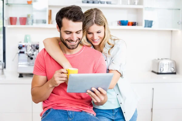 Casal jovem usando comprimido — Fotografia de Stock