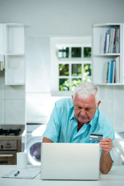 Старший человек делает онлайн-покупки — стоковое фото