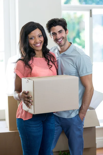 Couple portant une boîte en carton — Photo