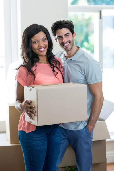 Casal transportando caixa de papelão — Fotografia de Stock