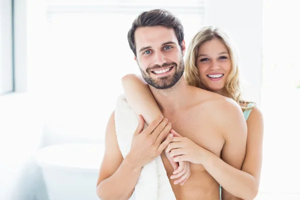 Paar kuschelt im Badezimmer — Stockfoto