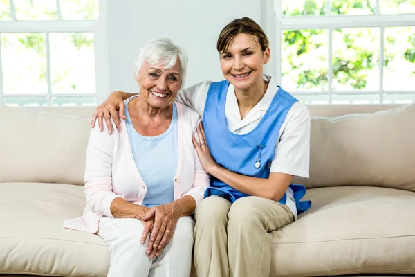 Enfermeira com mulher idosa em casa — Fotografia de Stock