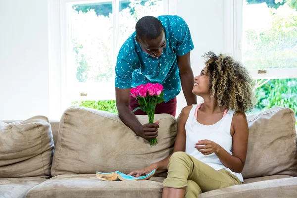 Man offering flower to woman — Stock Photo, Image