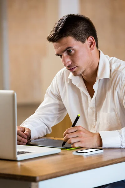 Man aan het werk op grafisch tablet — Stockfoto