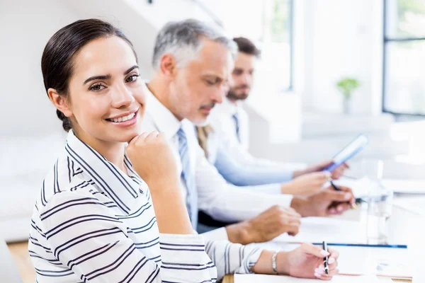 Empresaria con sus colegas —  Fotos de Stock