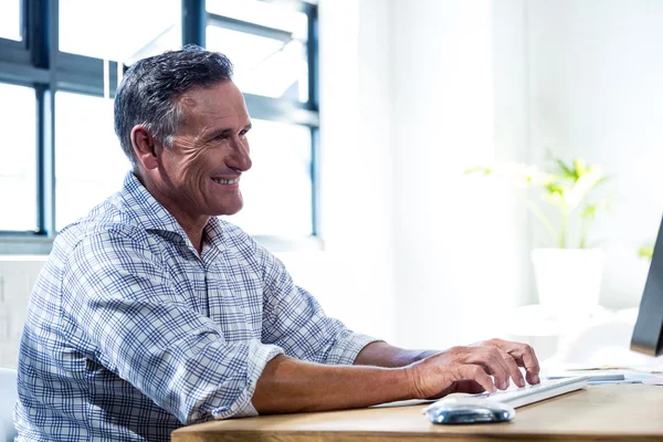 Man working on computer — Stock Photo, Image