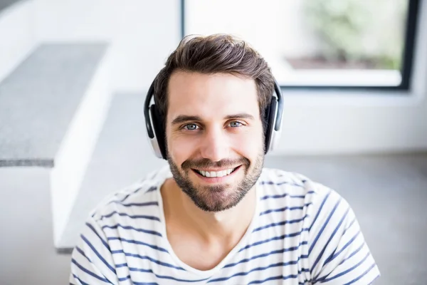 Homme écoutant de la musique sur casque — Photo