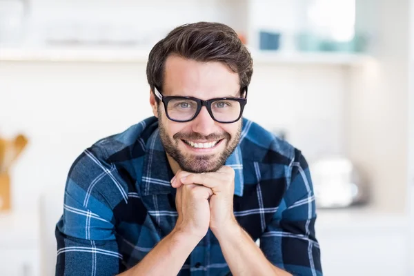 Mannen i glasögon ler mot kameran — Stockfoto