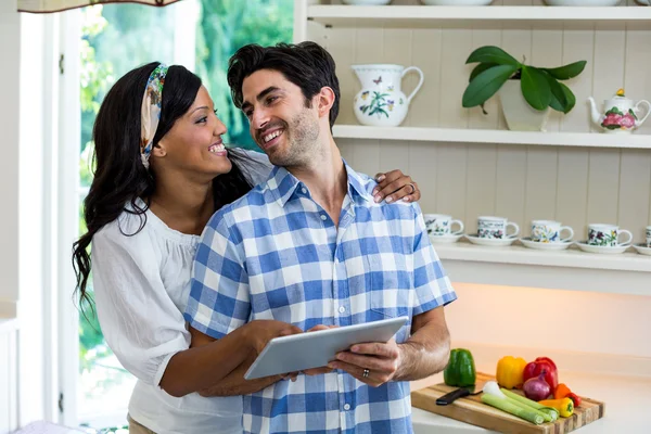 Jeune couple utilisant une tablette — Photo