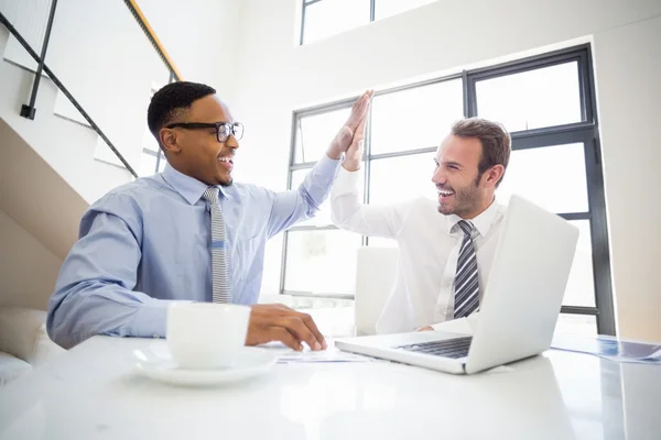 Affärsmän att ge hög fem — Stockfoto