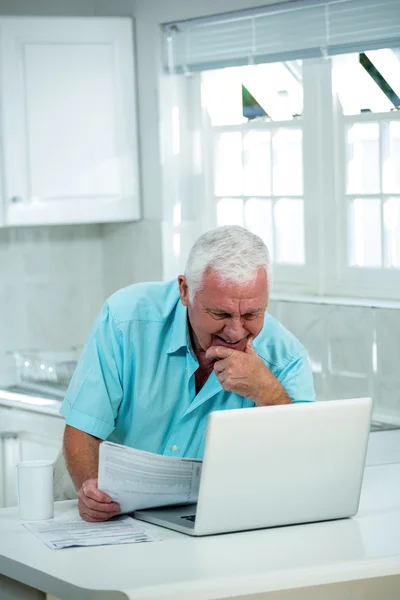 Man op zoek naar laptop — Stockfoto