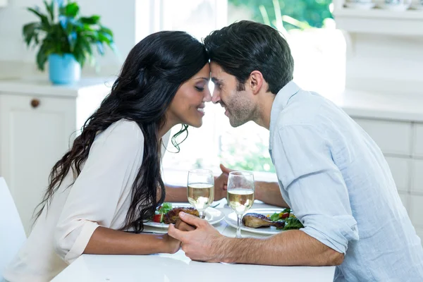 Paar hält Händchen — Stockfoto