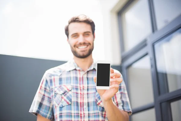 Muž na terase drží telefon — Stock fotografie