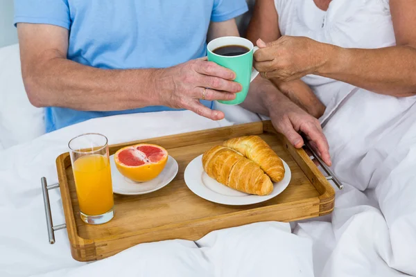 Casal sênior com café da manhã — Fotografia de Stock