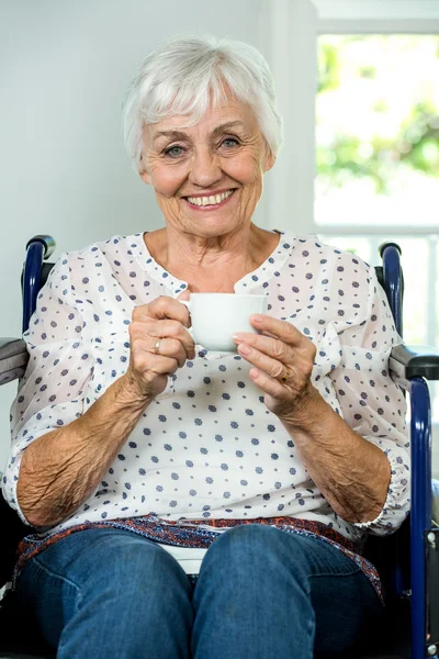 Старшая женщина, сидящая на инвалидной коляске — стоковое фото
