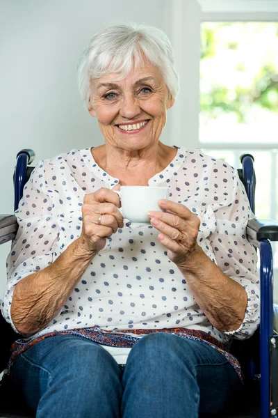 Seniorin sitzt im Rollstuhl — Stockfoto