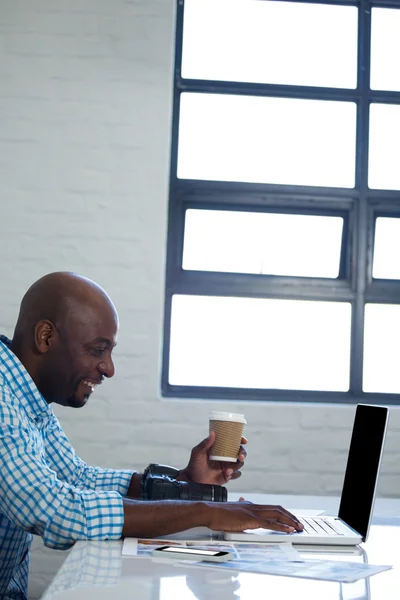 Hombre sosteniendo taza de café — Foto de Stock