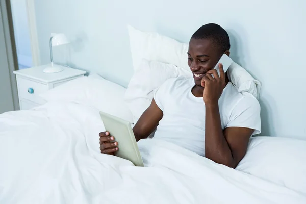 Man looking at tablet — Stock Photo, Image