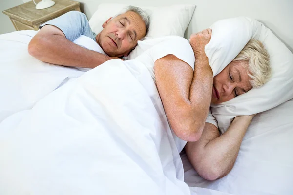 Woman sleeping by snoring man — Stock Photo, Image