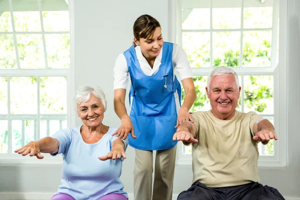 Sjuksköterska medhjälpande senior man och kvinna — Stockfoto