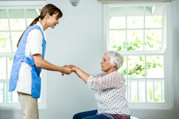 Verpleegkundige meewerkende senior vrouw — Stockfoto