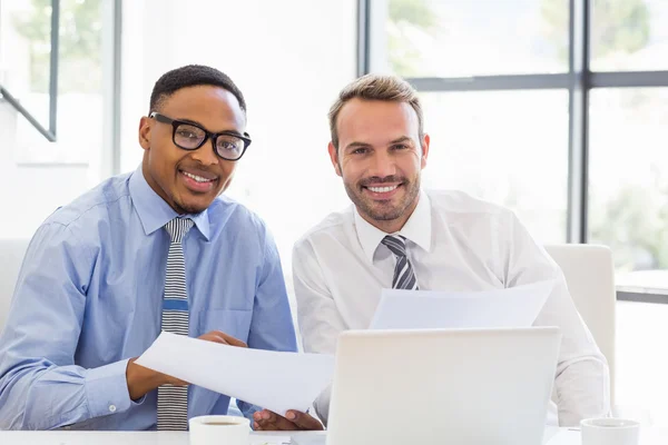 Ondernemers houden een verslag — Stockfoto