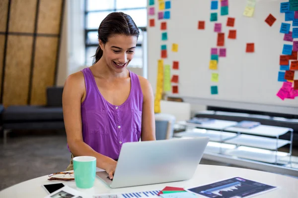 Giovane donna utilizzando il computer portatile — Foto Stock