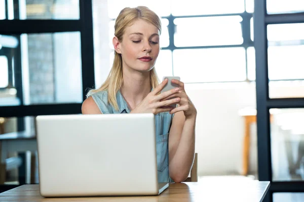 Frau benutzte Handy — Stockfoto