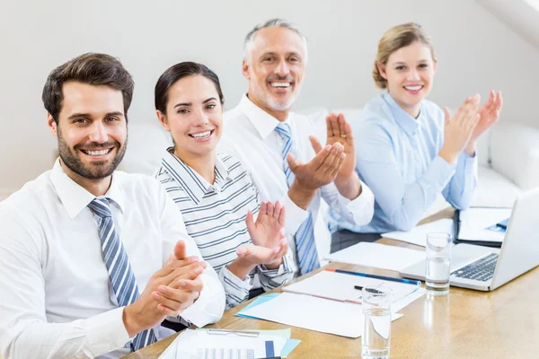 Compañeros de negocios aplaudiendo en reunión —  Fotos de Stock