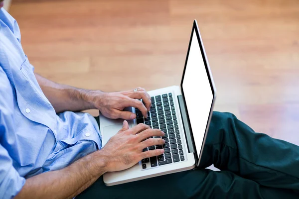 Homem no chão usando laptop — Fotografia de Stock