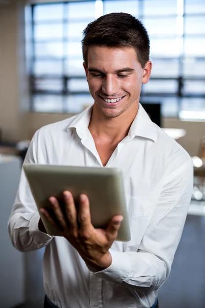 Hombre joven usando tableta digital en la oficina — Foto de Stock