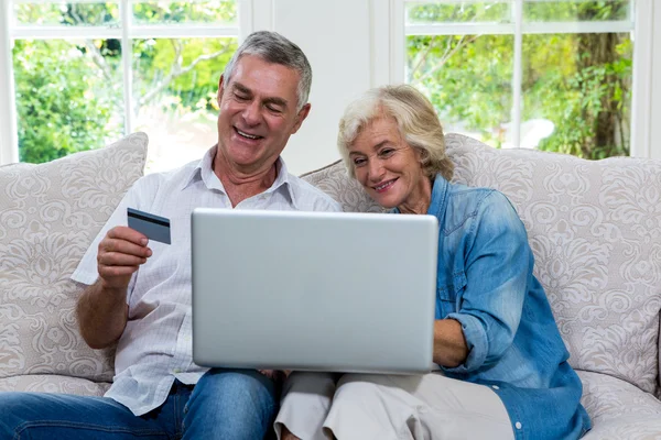 Casal sênior compras online — Fotografia de Stock