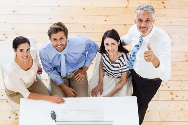 Geschäftskollegen sitzen am Schreibtisch — Stockfoto