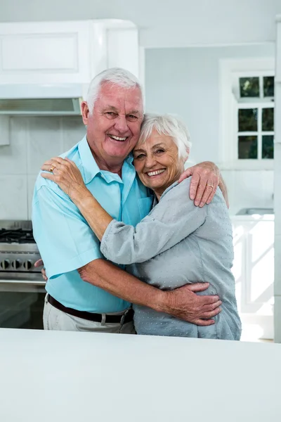 Fröhliches Senioren-Paar umarmt — Stockfoto
