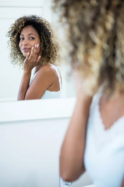 Frau trägt Feuchtigkeitscreme auf — Stockfoto