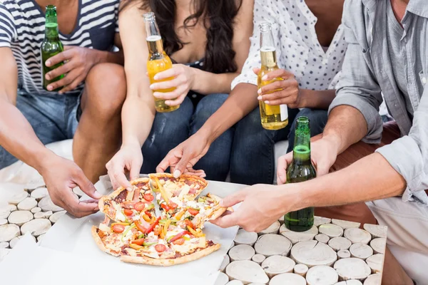 Freunde bei einer Pizza — Stockfoto