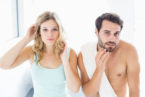 Man och kvinna kontrollera deras hud — Stockfoto